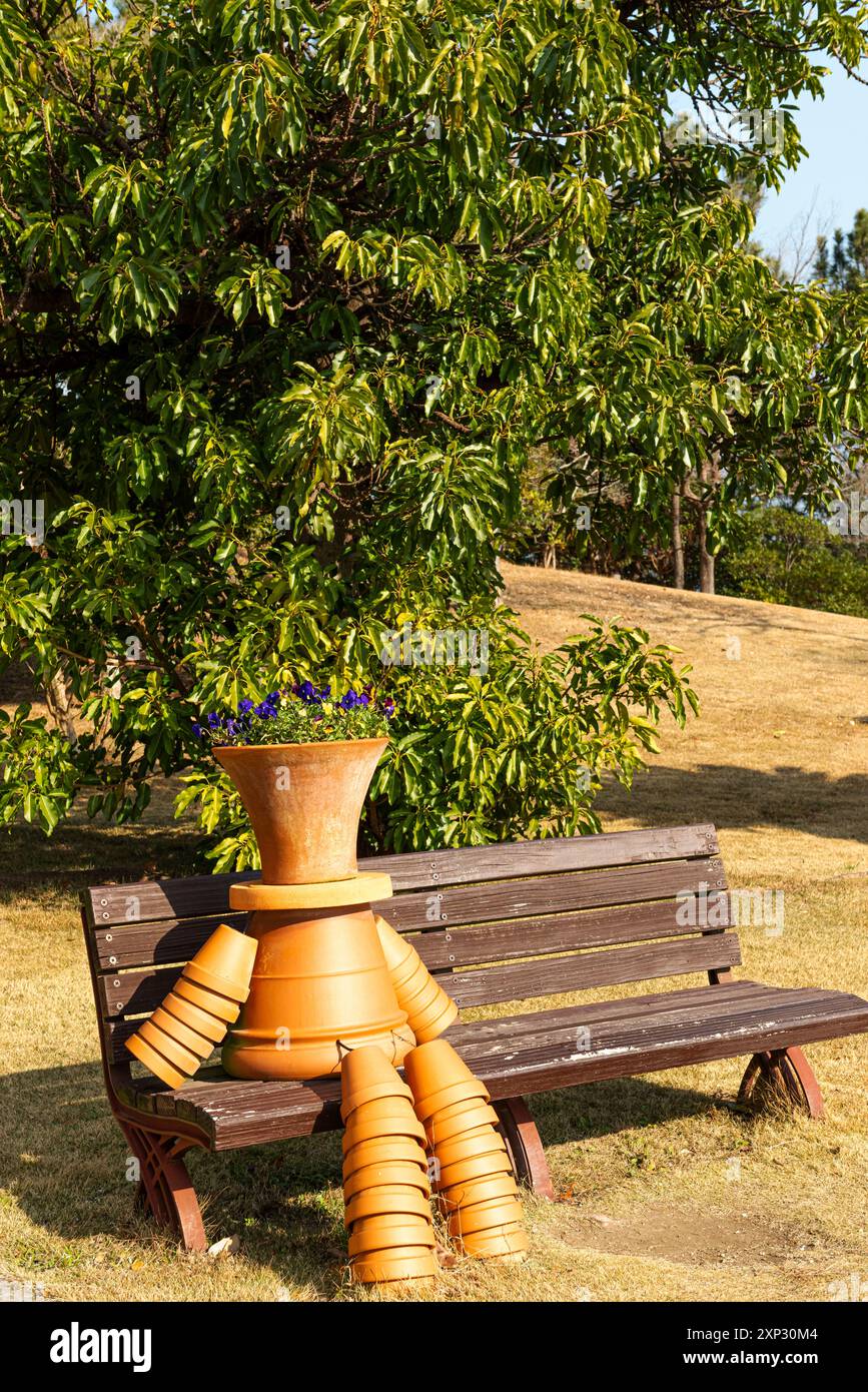 Sculpture d'homme de pot de fleur dans le parc gouvernemental de l'île d'Awaji. Banque D'Images