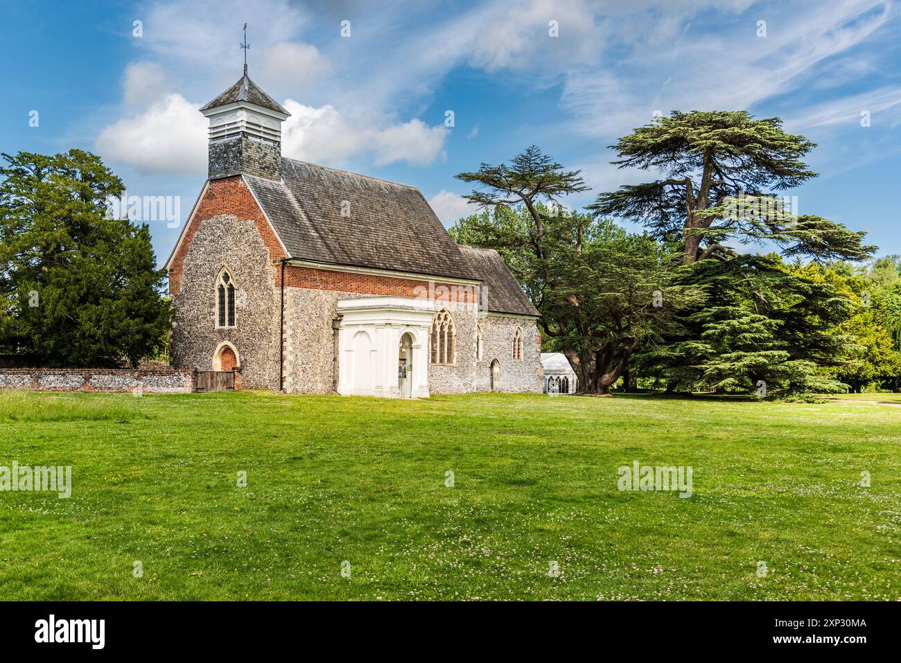 Église anglicane St Botolph du XIVe siècle dans le parc du château de Lullingstone à Eynsford, Kent. Maison de la famille Hart Dyke. Banque D'Images