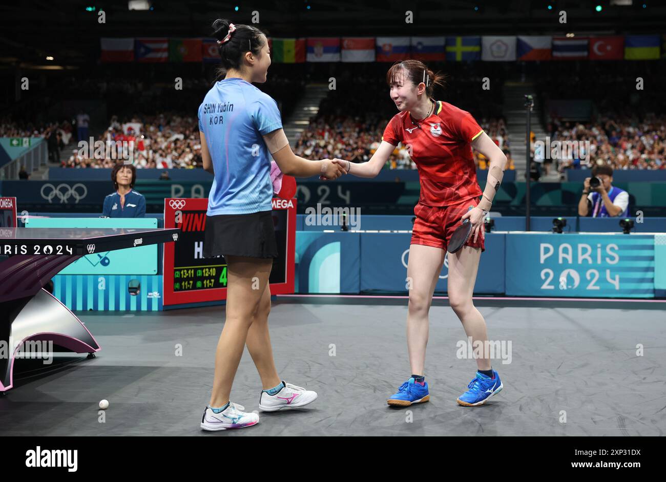 Paris, France. 3 août 2024. Hayata Hina (à droite) du Japon serre la main à Shin Yubin de la Corée du Sud après le match féminin pour la médaille de bronze en simple au tennis de table aux Jeux Olympiques de Paris 2024 à Paris, France, le 3 août 2024. Crédit : Wang Dongzhen/Xinhua/Alamy Live News Banque D'Images