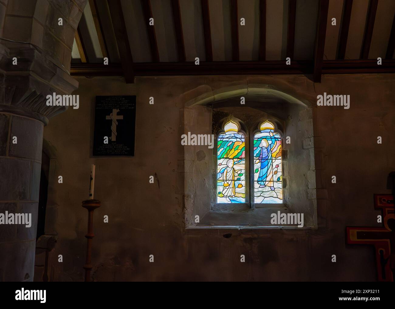 Vitraux colorés prélevés à l'intérieur de l'église St Mary's Church, Buriton, Hampshire, Angleterre. Banque D'Images