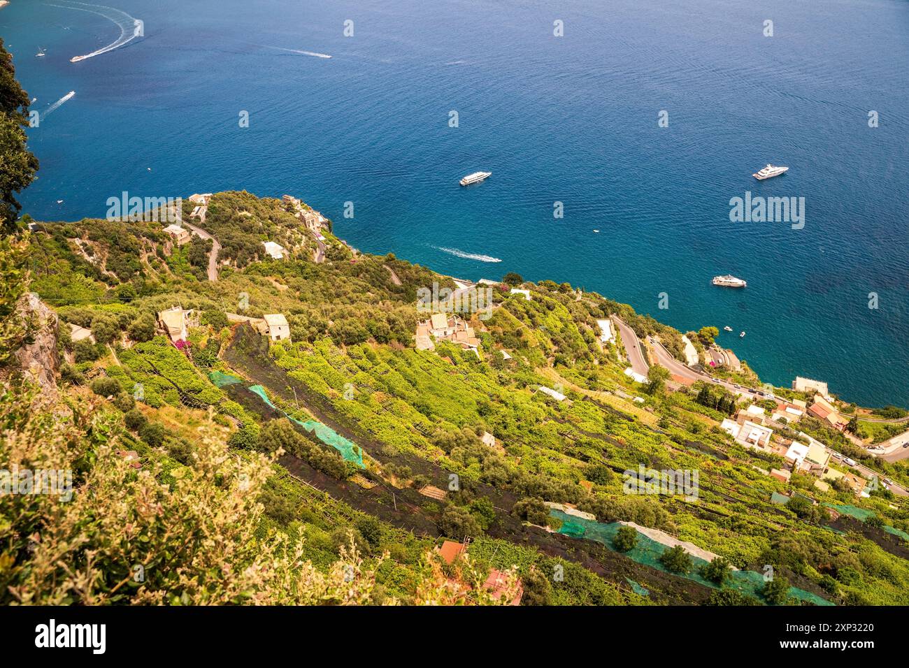 Vallée de la Valle delle Ferriere vue aérienne depuis Villa Cimbrone en Italie. Banque D'Images