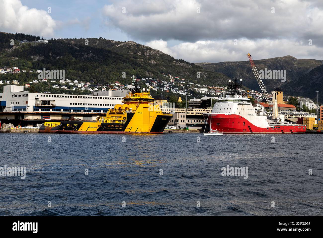 AHTS Odin Viking et Siem Pearl amarrés au quai de Dokkeskjaerskaien dans le port de Bergen, Norvège. Banque D'Images