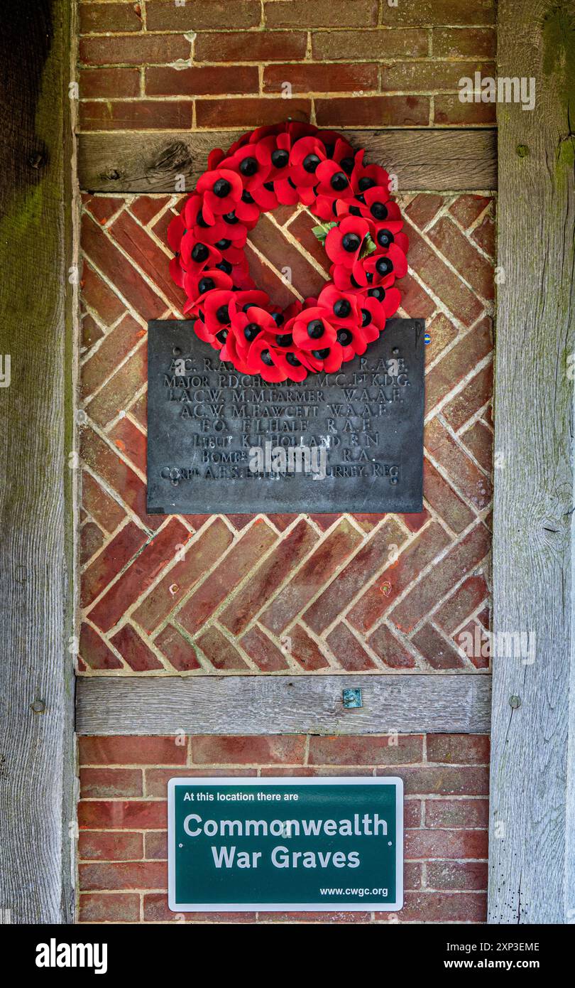 Coquelicots rouges avec les noms des villageois tombés à l'église St Andrew, Meonstoke, Hampshire Banque D'Images