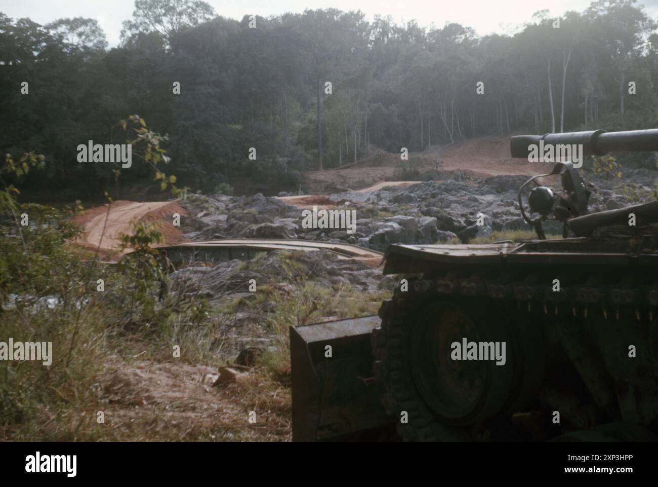 Guerre du Vietnam / Vietnamwar - véhicule blindé DE L'ARMÉE américaine lancé Bridge AVLB M48 et lame de refoulement M48 Banque D'Images