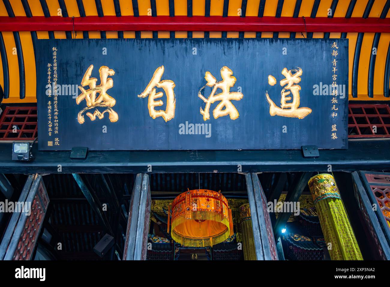 Caractères chinois indiquant la philosophie Tao 'Tao suit la nature' sur un tableau dans un temple taoïste. Chengdu, Sichuan, Chine. Banque D'Images