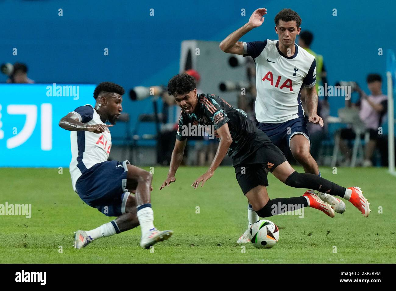Bayern Munchen's Adam Aznou, center, fights for the ball with Tottenham Hotspur's Brennan Johnson, right, and Emerson Royal during a preseason soccer match at Seoul World Cup Stadium in Seoul, South Korea, Saturday, Aug. 3, 2024. (AP Photo/Ahn Young-joon) Banque D'Images