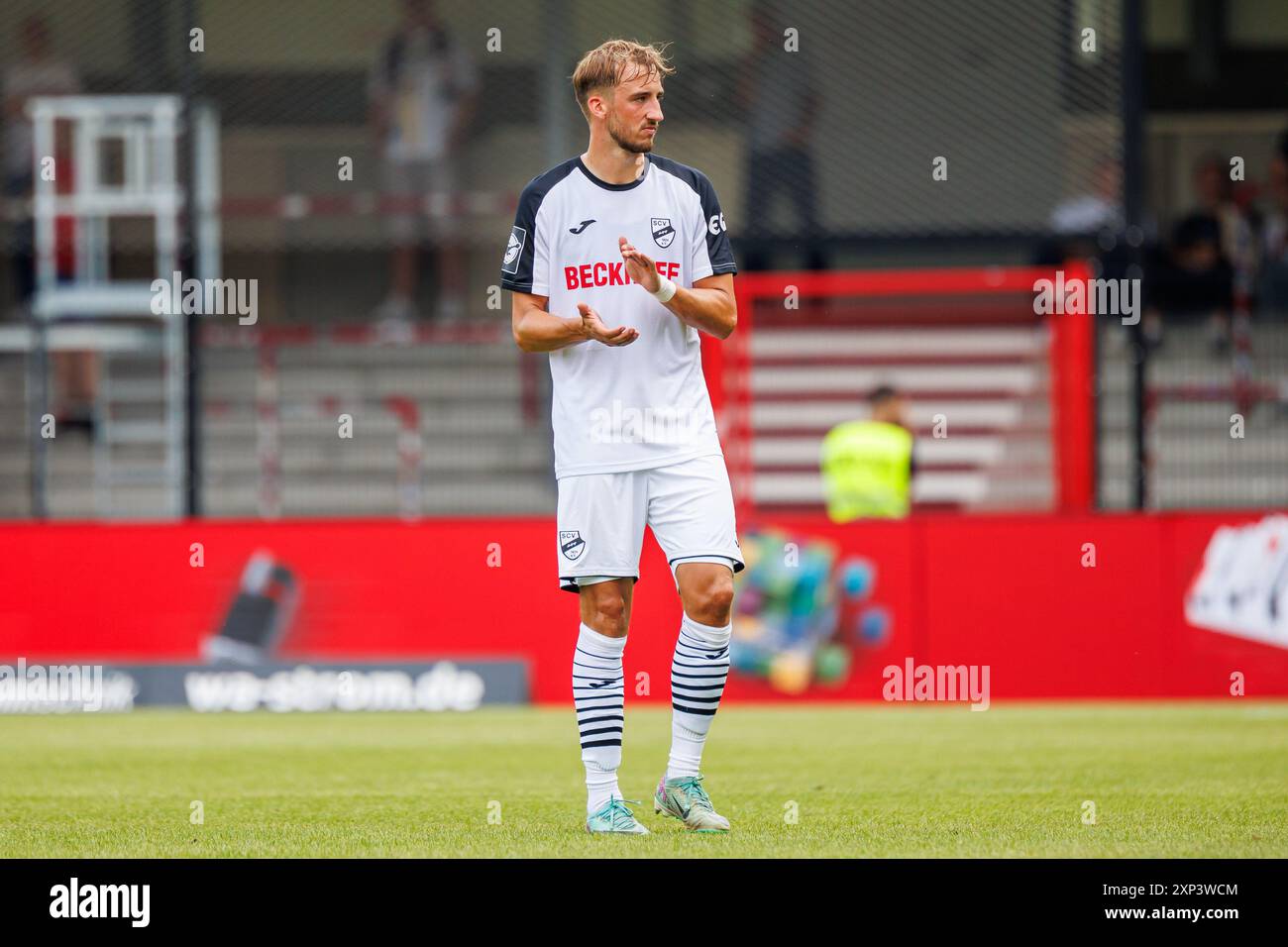 Michel Julius Stoecker (SC Verl, #24) GER, SC Verl v. SV Wehen Wiesbaden, Fussball, 3. Liga, 1. Spieltag, Spielzeit 2024/2025, 03.08.2024 le Règlement DFL interdit toute utilisation de photographes comme séquences d'images et/ou quasi-vidéo. Foto : Eibner-Pressefoto / Jan Strohdiek Banque D'Images