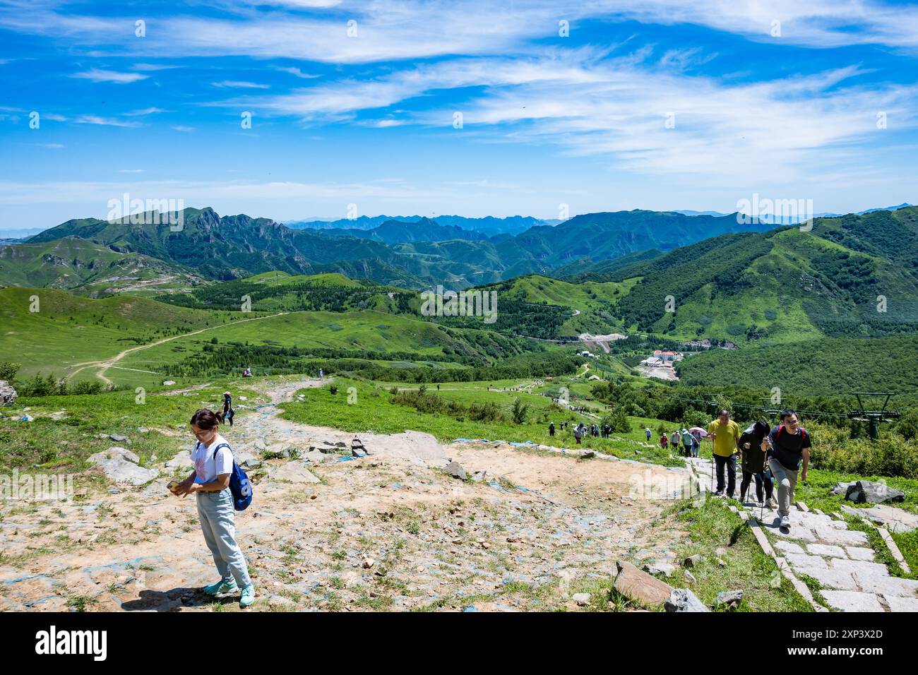 Les randonneurs apprécient la vue depuis le sommet de Lingshan 灵山. Pékin, Chine. Banque D'Images