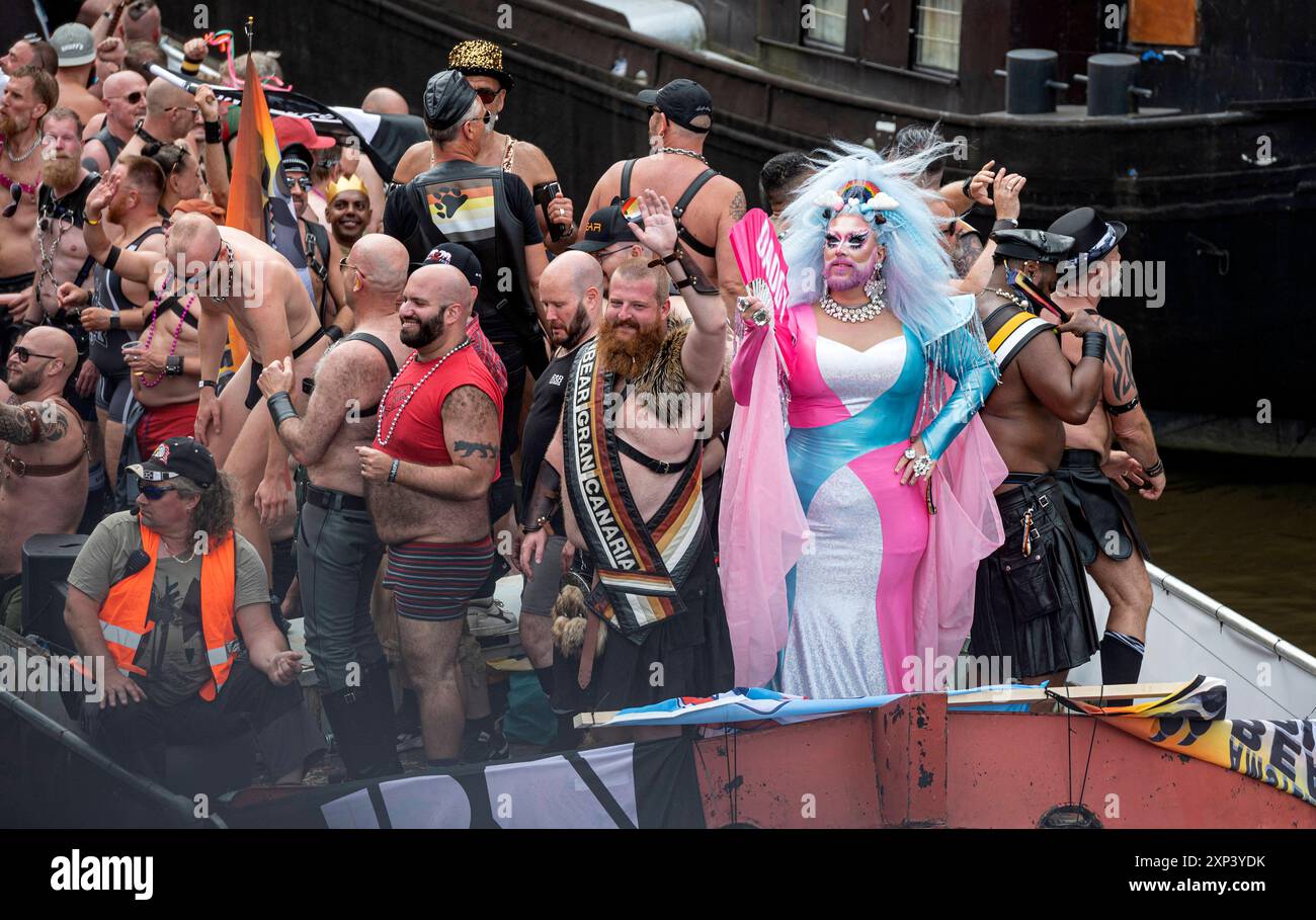 Amsterdam pays-Bas 3 août 2024 Une procession flamboyante de bateaux aux couleurs vives serpente à travers les canaux d'Amsterdam pour la parade annuelle du canal Pride. Les foules bordent le canal. De Bereboot. La barque. lgbt, lgbtqi, néerlandais, hollande, pays-bas, gay, prinsengracht Banque D'Images