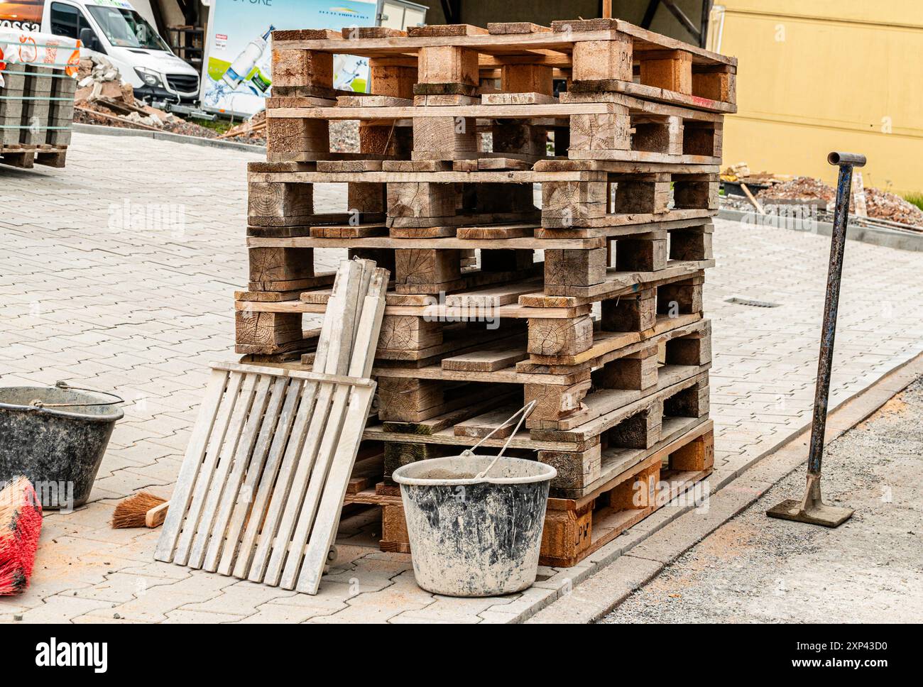 Palettes empilées en pile. Chantier de construction. Stockage de matériaux de construction. Palettes euro en bois. Gestion d'entrepôt. Banque D'Images