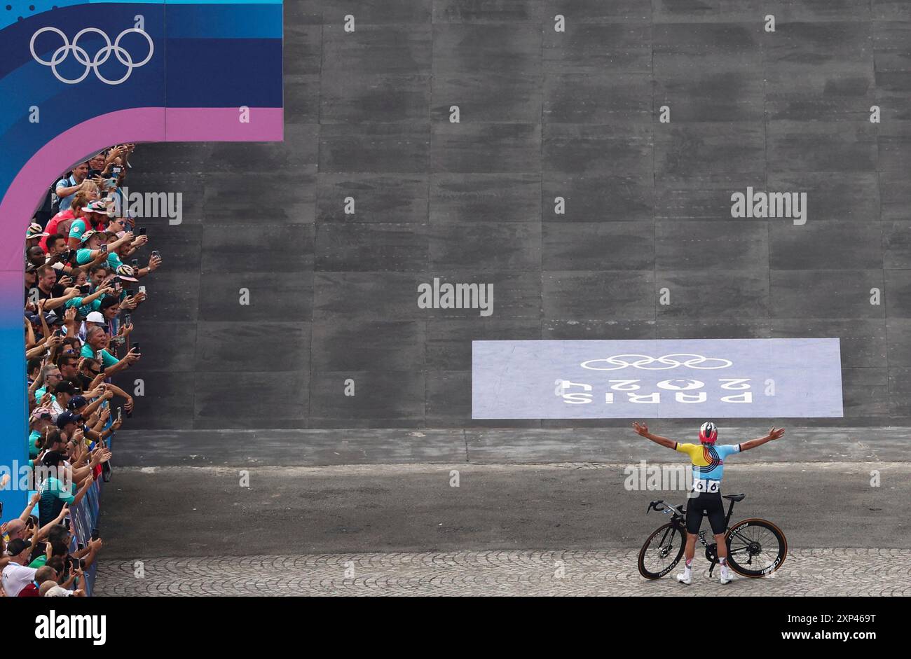 Remco Evenepoel of Belgium celebrates after winning the gold medal in the road race at the 2024 Summer Olympics, Saturday, Aug. 3, 2024, in Paris, France. (Eloisa Lopez/Pool Photo via AP) Banque D'Images
