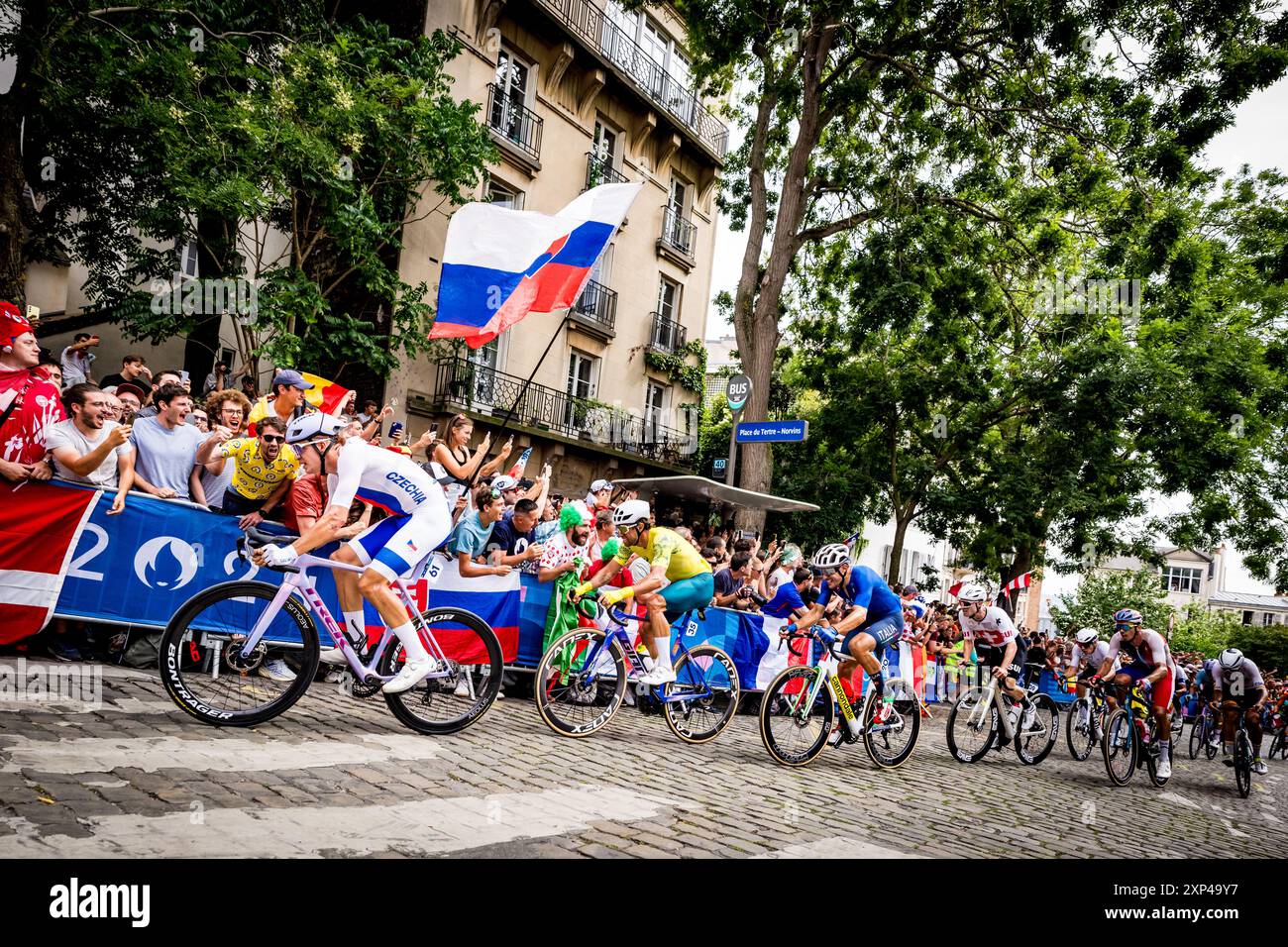 Paris, France. 03 août 2024. G-R Mathias Vacek de la République tchèque, Michael Matthews de l'Australie, Alberto Bettiol de l'Italie et Marc Hirschi de la Suisse concourent dans la course masculine sur route - cyclisme sur route - avec départ en masse aux Jeux Olympiques de Paris, France, le 3 août 2024. Crédit : Jaroslav Svoboda/CTK photo/Alamy Live News Banque D'Images