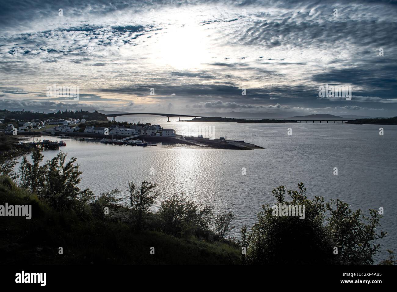 Port et maisons du village Kyleakin en face de Skye Bridge sur la côte atlantique de l'île de Skye en Écosse, Royaume-Uni Banque D'Images