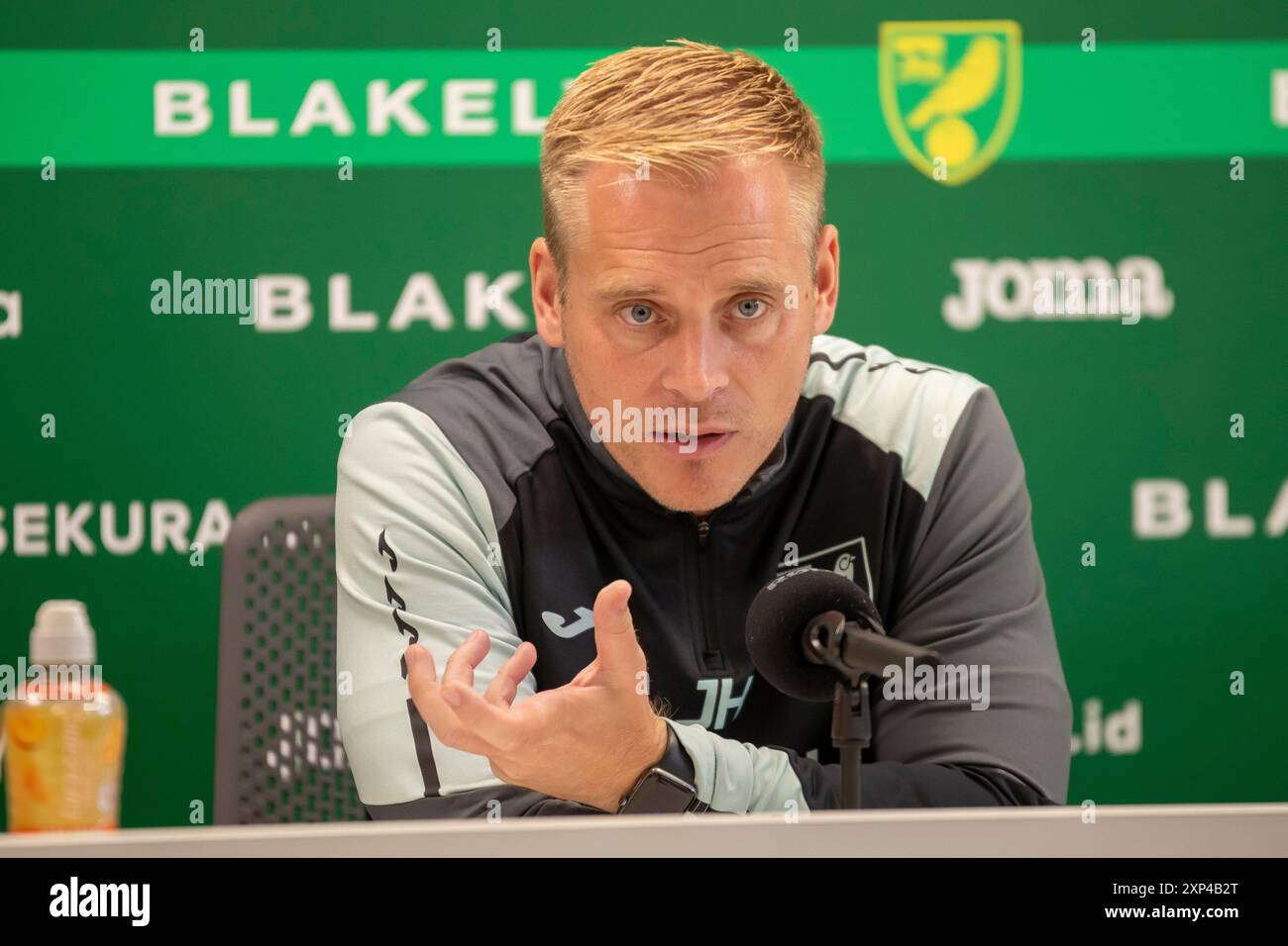 Johannes Hoff Thorup, City Manager de Norwich, donne sa conférence de presse après le match amical de pré-saison entre Norwich City et FC St Pauli à Carrow Road, Norwich, samedi 3 août 2024. (Photo : David Watts | mi News) crédit : MI News & Sport /Alamy Live News Banque D'Images