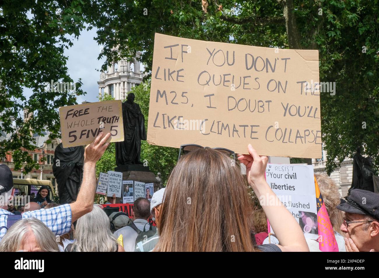 Londres, Royaume-Uni, 3 août 2024. Les partisans ont organisé un rassemblement de protestation « Stand Up to the Whole Truth » en solidarité avec les 21 militants emprisonnés de Just Stop Oil et extinction Rebellion sur la place du Parlement. Crédit : onzième heure photographie/Alamy Live News Banque D'Images