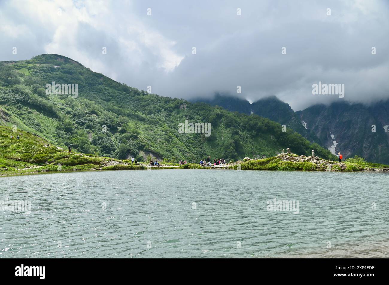 Happo Pond avec les Alpes japonaises comme arrière-plan à Hakuba Banque D'Images