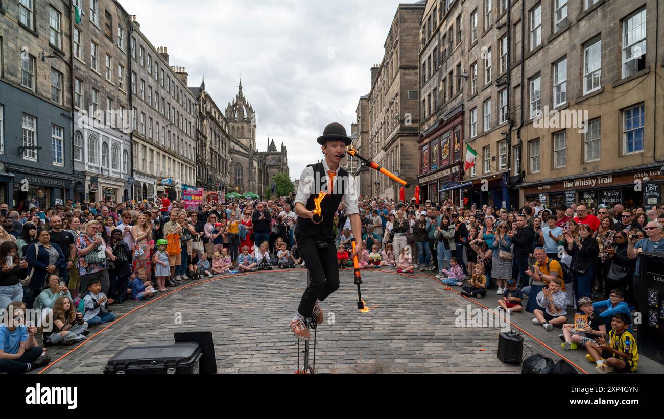 Édimbourg Écosse Royaume-Uni samedi 03 août 2024 : artistes Fringe du Festival d'Édimbourg sur le Royal Mile Banque D'Images