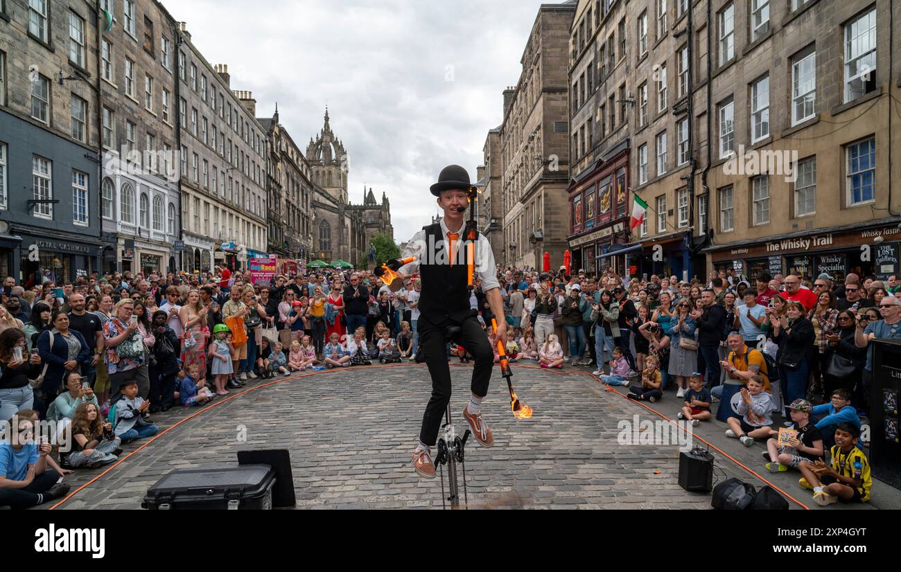 Édimbourg Écosse Royaume-Uni samedi 03 août 2024 : artistes Fringe du Festival d'Édimbourg sur le Royal Mile Banque D'Images