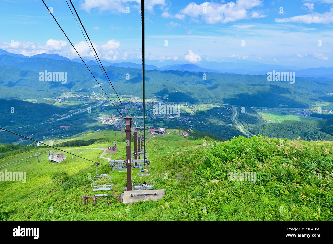 Télésièges sur Happo One pendant l'été dans la préfecture de Nagano, Japon Banque D'Images