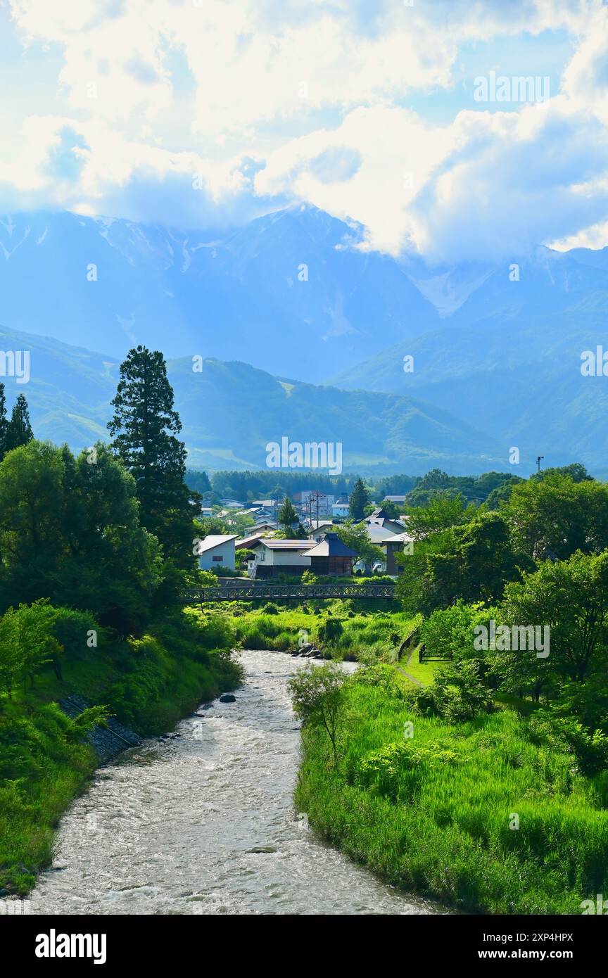 Vue sur les Alpes japonaises et le village de Hakuba depuis le parc Oide en été Banque D'Images
