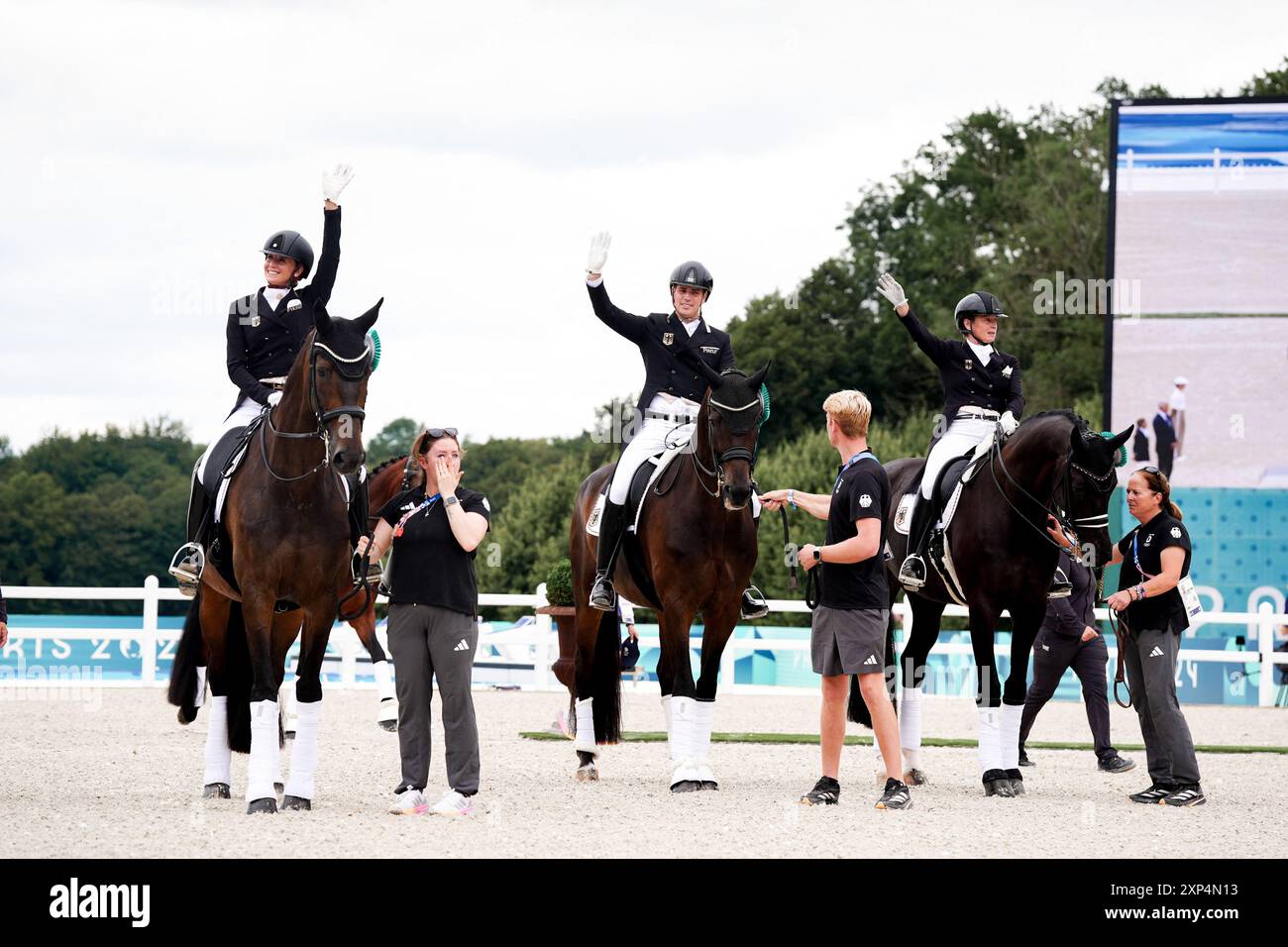 Paris, France. 03 août 2024. Les médaillés d'or Frédéric WANDRES, Isabell WERTH et Jessica von BREDOW-WERNDL d'Allemagne lors de la cérémonie des médailles de la finale de l'équipe de dressage équestre lors des Jeux Olympiques de Paris 2024 à Château de Versailles, France, le 3 août 2024. Photo de Julien Poupart/ABACAPRESS. COM Credit : Abaca Press/Alamy Live News Banque D'Images