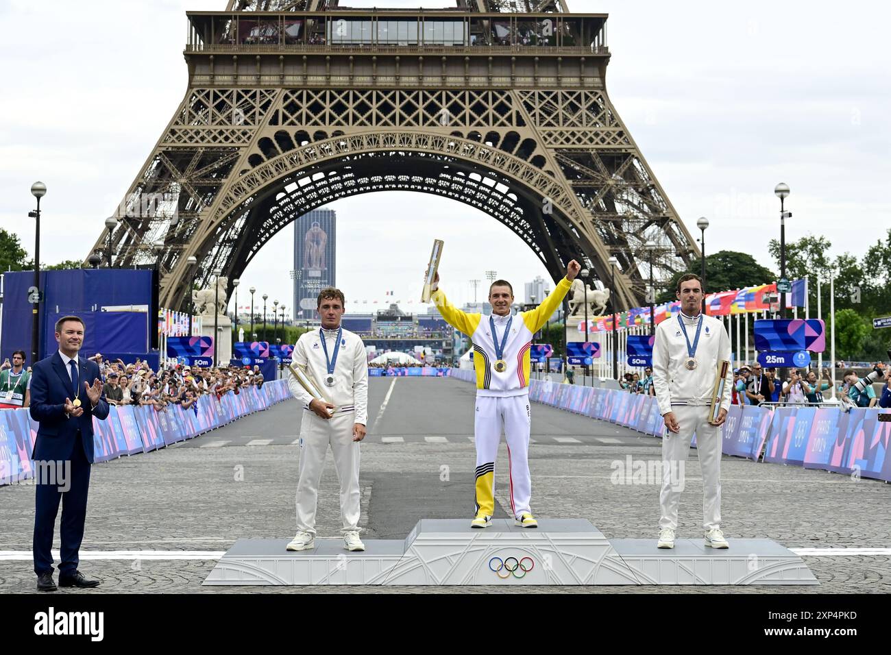 Paris, France. 03 août 2024. Le français Valentin Madouas de Groupama-FDJ, le cycliste belge Remco Evenepoel et le français Christophe Laporte de Team Visma-Lease a Bike photographiés lors de la cérémonie de remise des médailles de la course masculine sur route aux Jeux Olympiques de Paris 2024, le samedi 03 août 2024 à Paris, France. Les Jeux de la XXXIIIe Olympiade se déroulent à Paris du 26 juillet au 11 août. La délégation belge compte 165 athlètes en compétition dans 21 sports. BELGA PHOTO DIRK WAEM crédit : Belga News Agency/Alamy Live News Banque D'Images