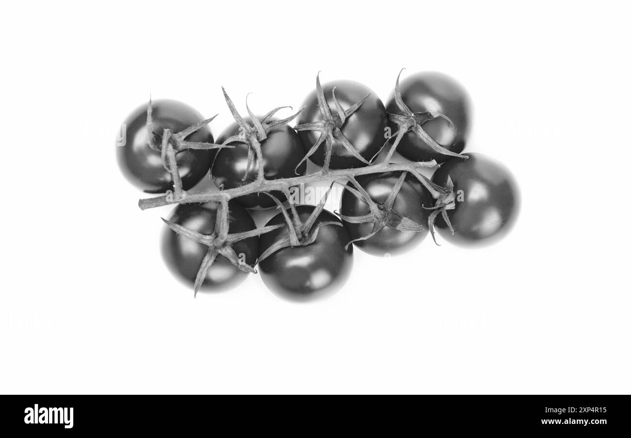 bouquet de tomates cerises rouges fraîches, légumes isolés sur blanc. Banque D'Images