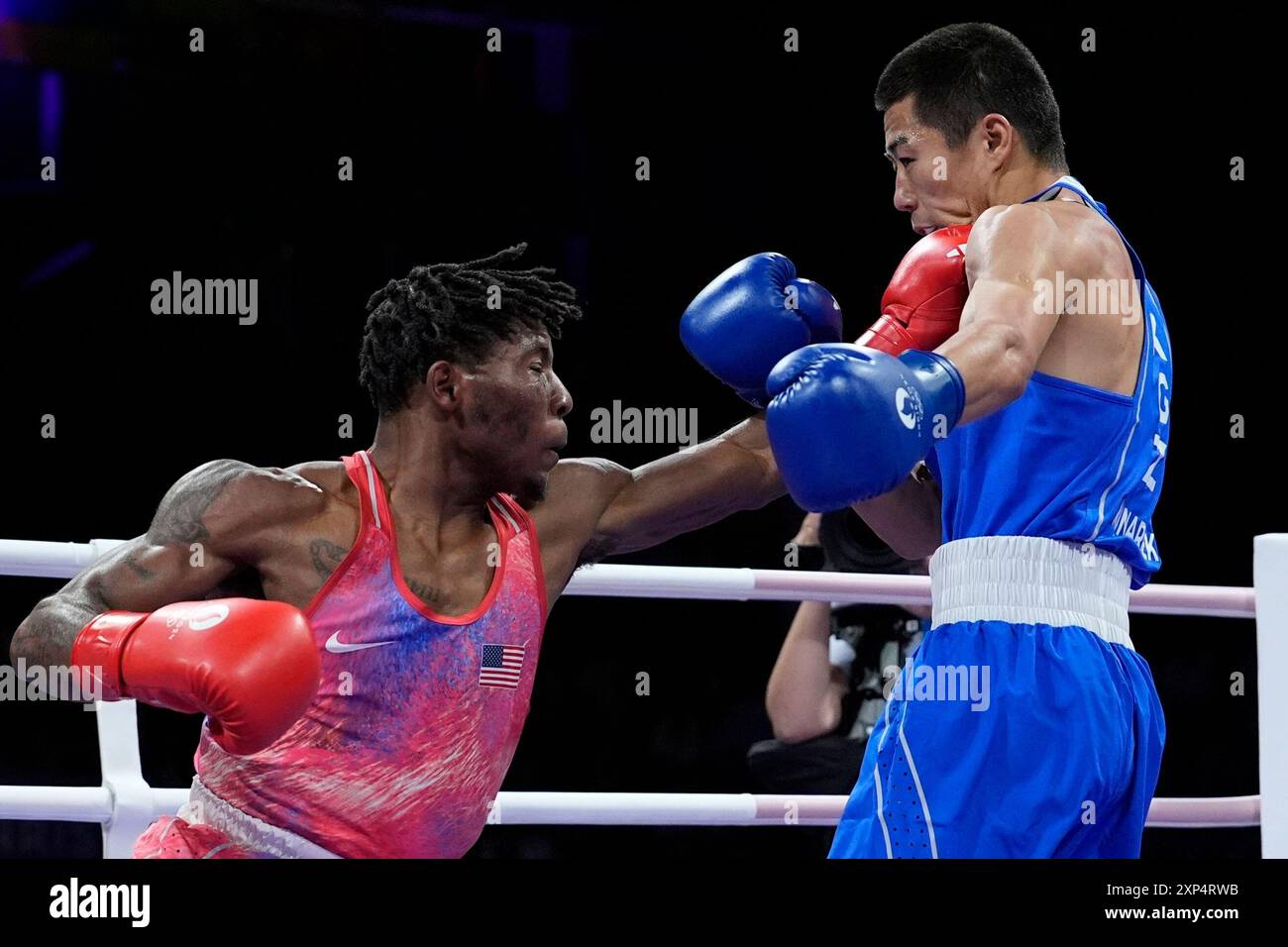 United States' Jahmal Harvey, left, fights Kyrgyzstan's Munarbek Seiitbek in their men's 57kg quarterfinal boxing match at the 2024 Summer Olympics, Saturday, Aug. 3, 2024, in Paris, France. (AP Photo/John Locher) Banque D'Images