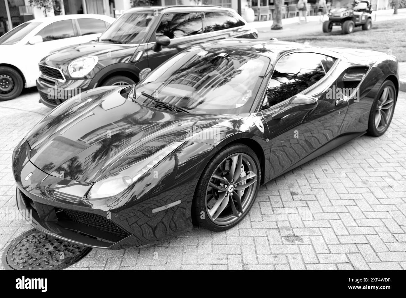 Miami Beach, Floride Etats-Unis - 18 avril 2021: Rouge Ferrari 488 GTB, vue d'angle. Banque D'Images