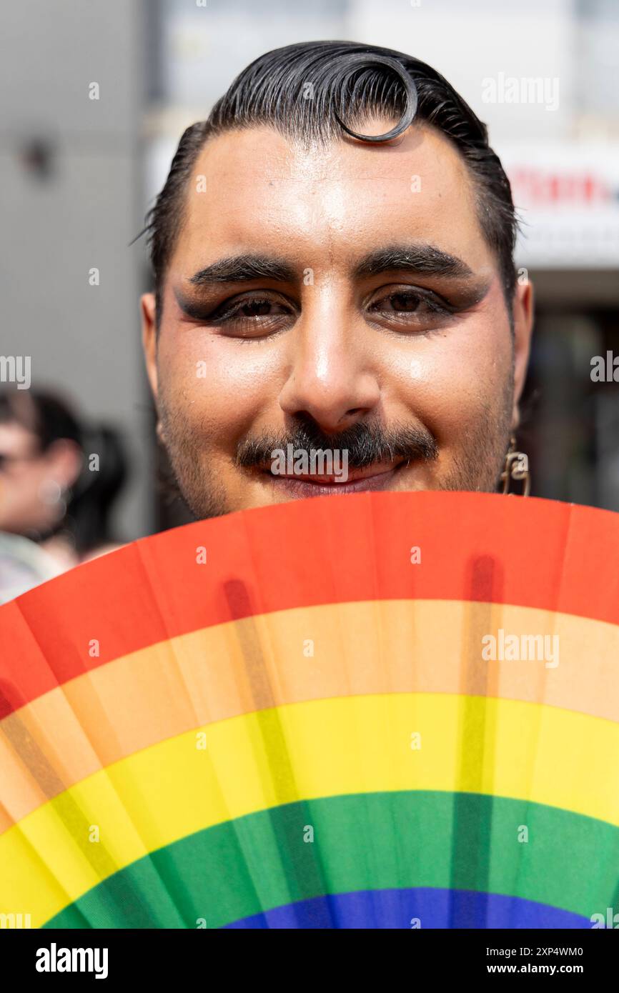 Die Ruhr Pride à Essen. 03.08.2024, UE, DEU, Deutschland, Rhénanie-du-Nord-Westphalie, Essen : Der 21. CSD unter den devise Gemeinsam bunt : Liebe ohne Grenzen . Die Ruhr Pride bzw. Démonstration zog mit CA. 6000 Personen vom Messeparkplatz P2 durch Rüttenscheid zum Kennedyplatz in der Innenstadt. UE, DEU, Allemagne, Rhénanie du Nord-Westphalie, Essen : la 21ème CSD sous la devise Colorful Together : Love Without Borders. La Ruhr Pride ou manifestation a défilé avec environ 6000 personnes du parking de la foire P2 en passant par Rüttenscheid jusqu'à Kennedyplatz dans le centre-ville. Banque D'Images