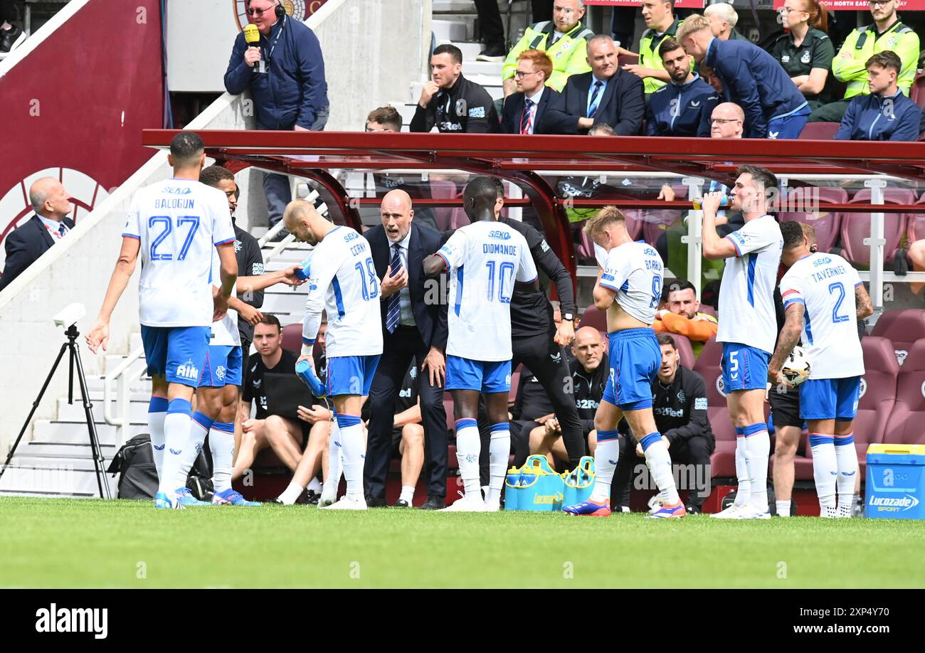 Tynecastle Park. Edinburgh.Scotland.UK.3rd Aug 24 William Hill Scottish Premiership match Hearts vs Rangers. Philippe Clement, manager des Rangers, paroles de sagesse à ses joueurs lors du rodage crédit : eric mccowat/Alamy Live News Banque D'Images