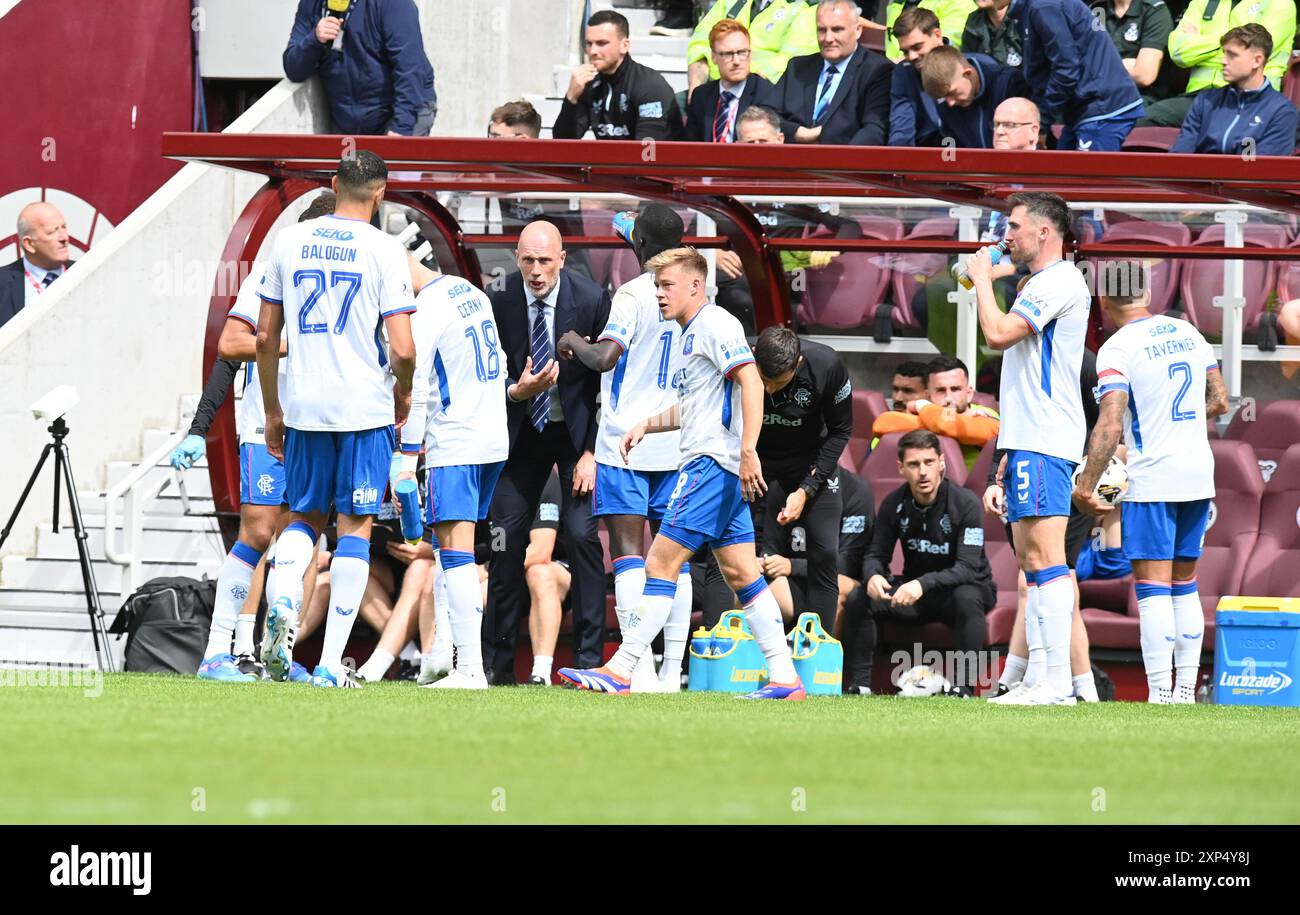 Tynecastle Park. Edinburgh.Scotland.UK.3rd Aug 24 William Hill Scottish Premiership match Hearts vs Rangers. Philippe Clement, manager des Rangers, paroles de sagesse à ses joueurs lors du rodage crédit : eric mccowat/Alamy Live News Banque D'Images