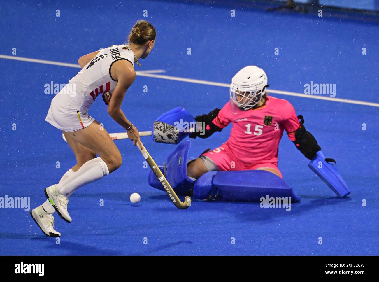 Paris, France. 03 août 2024. La belge Delphine Marien et l'allemande Nathalie Kubalski photographiées en action lors d'un match de hockey entre l'Allemagne et l'équipe nationale belge des Panthères rouges, match 5 dans la piscine féminine A aux Jeux Olympiques de Paris 2024, le samedi 03 août 2024 à Paris, France. Les Jeux de la XXXIIIe Olympiade se déroulent à Paris du 26 juillet au 11 août. La délégation belge compte 165 athlètes en compétition dans 21 sports. BELGA PHOTO LAURIE DIEFFEMBACQ crédit : Belga News Agency/Alamy Live News Banque D'Images