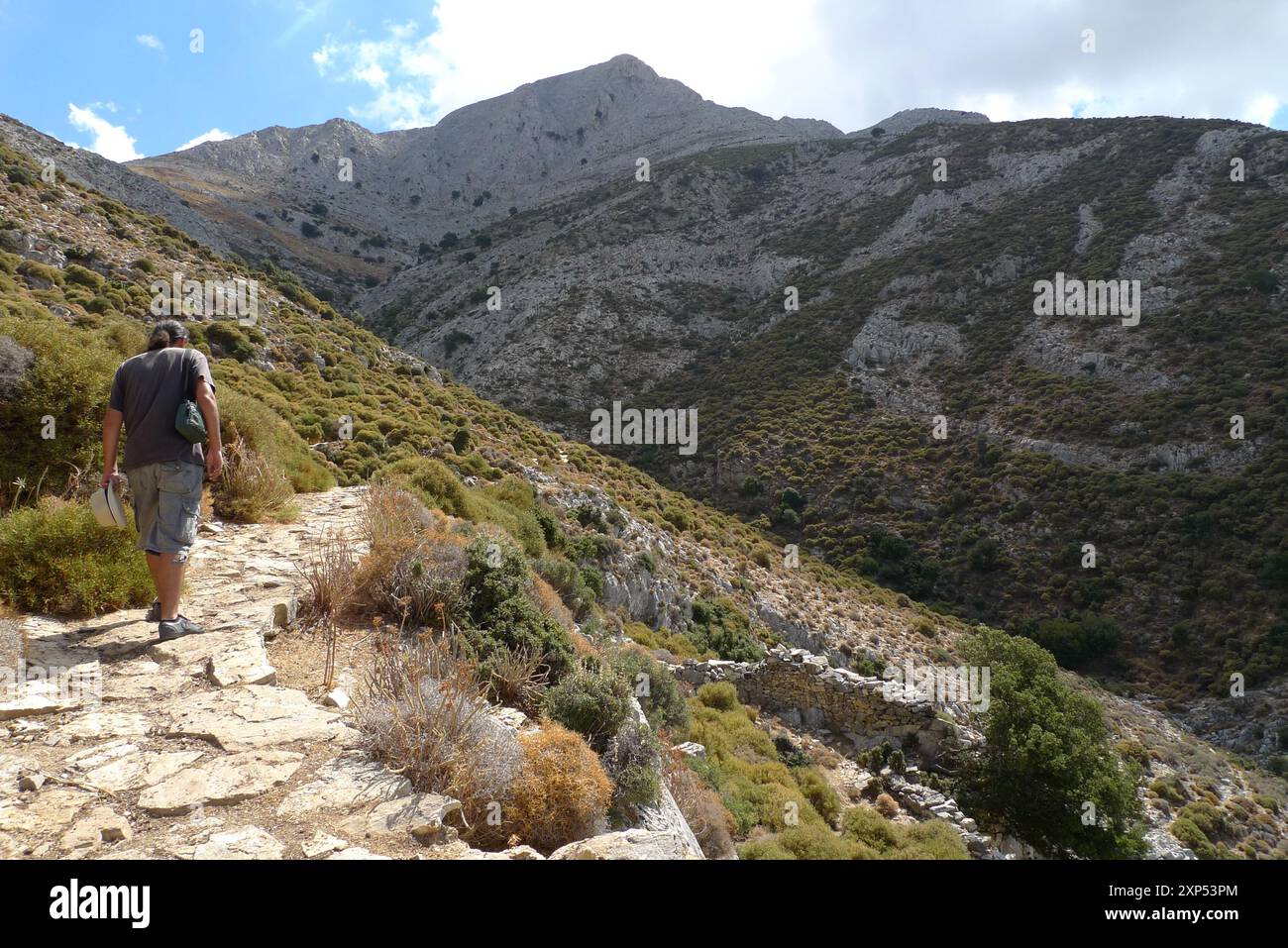 Un jeune homme fait la randonnée Mt Zas en direction de la grotte de Za sur l'île de Naxos, Cyclades, Grèce Banque D'Images