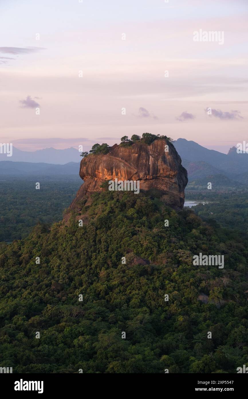 Vue du lever du soleil sur Lion Rock depuis Pidurangala Rock à Sigiriya, Sri Lanka Banque D'Images