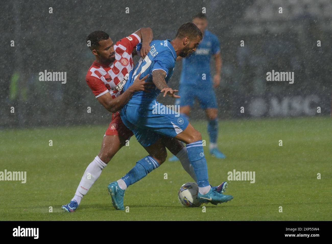 Castel di Sangro , Italie, 3 août ,2024 Leonardo Spianzzola de SSC Napoli concourt pour le ballon avec Yangel Herrera de Girona FC lors du match de football amical entre SSC Napoli vs Girona FC :Agostino Gemito/ Alamy Live News Banque D'Images