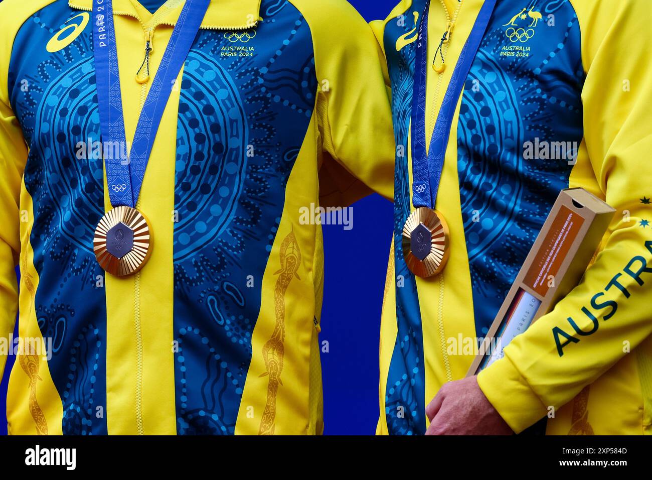 Paris, France, 3 août 2024. Matthew Eden et John Peers d'Australie posent avec leurs médailles d'or lors de la cérémonie des médailles lors de la finale des Jeux Olympiques de Paris 2024 Tennis MenÕs double au stade Roland-Garros le 3 août 2024 à Paris, France. Crédit : Pete Dovgan/Speed Media/Alamy Live News Banque D'Images