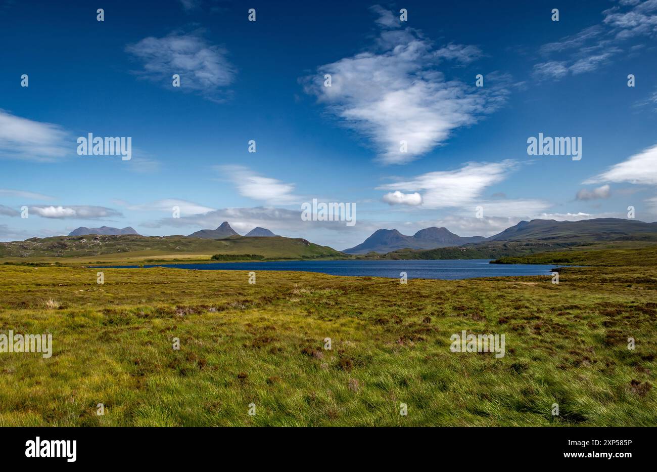 Paysage rural avec le lac Loch Osgaig près d'Achnahaird dans les Highlands d'Écosse, Royaume-Uni Banque D'Images