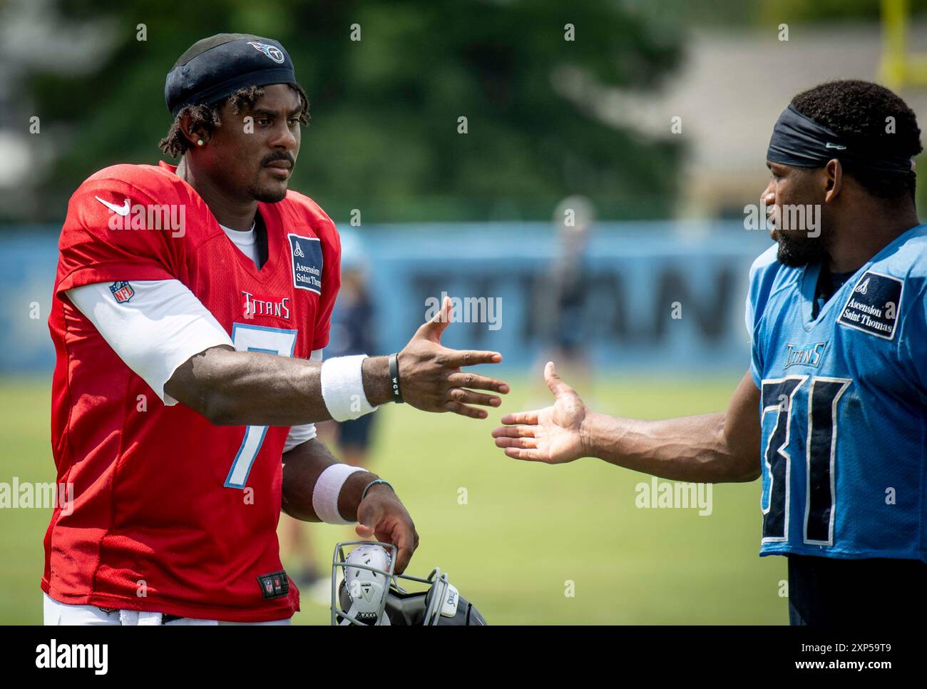 Nashville, Tennessee, États-Unis. 3 août 2024. Tennessee Titans (7) Malik Willis serre la main aux Tennessee Titans (31) J. Small après l'entraînement pendant le camp d'entraînement. (Crédit image : © Camden Hall/ZUMA Press Wire) USAGE ÉDITORIAL SEULEMENT! Non destiné à UN USAGE commercial ! Crédit : ZUMA Press, Inc/Alamy Live News Banque D'Images