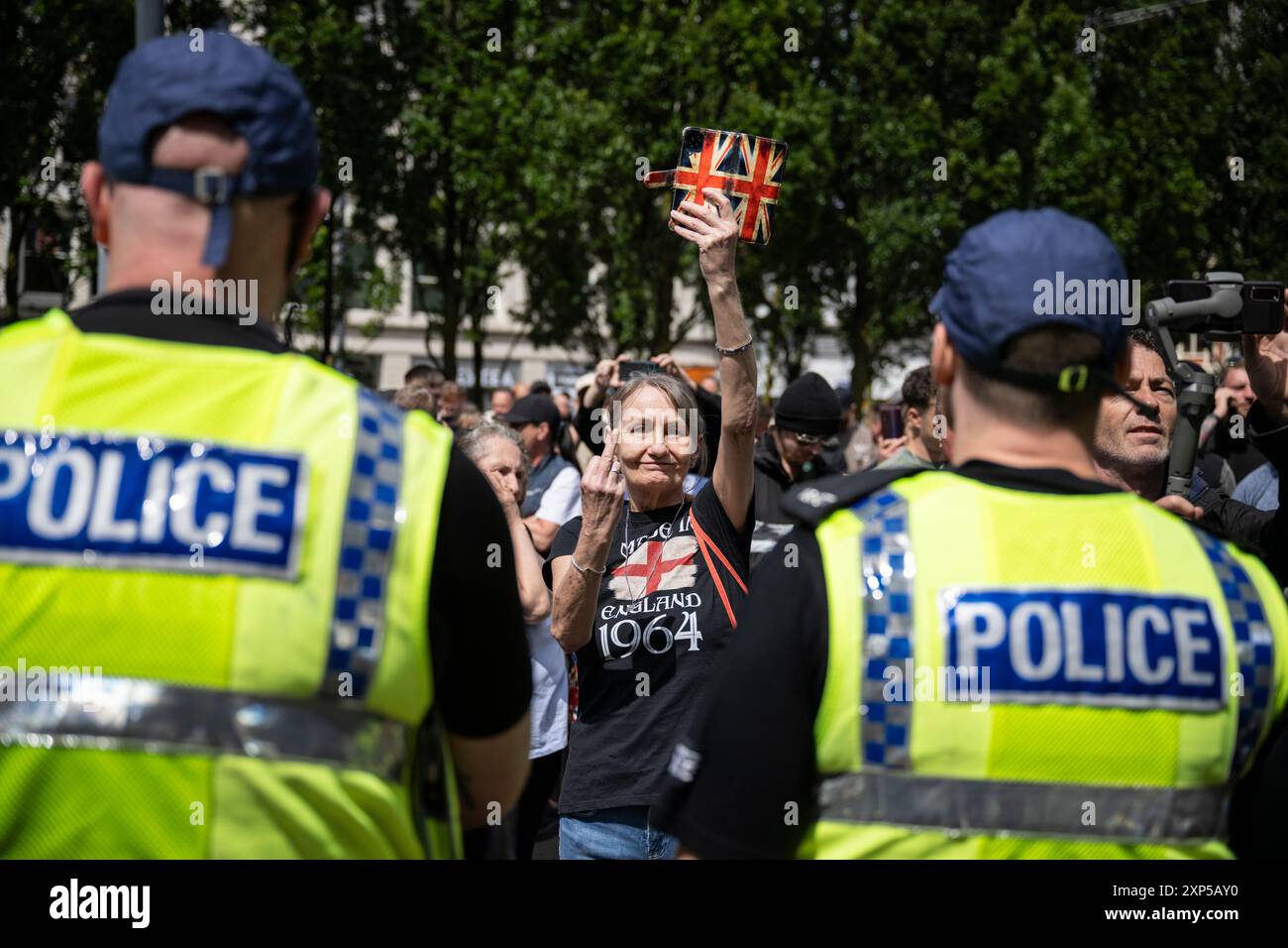 Manchester, le 3 août 2024. Les manifestants affrontent la police et les contre-manifestants à Manchester. La manifestation survient alors que 30 autres villes du Royaume-Uni font face à des manifestations similaires, notamment Liverpool, Bristol, Hull et bien d'autres. Crédit : Benjamin Wareing/Alamy Live News Banque D'Images