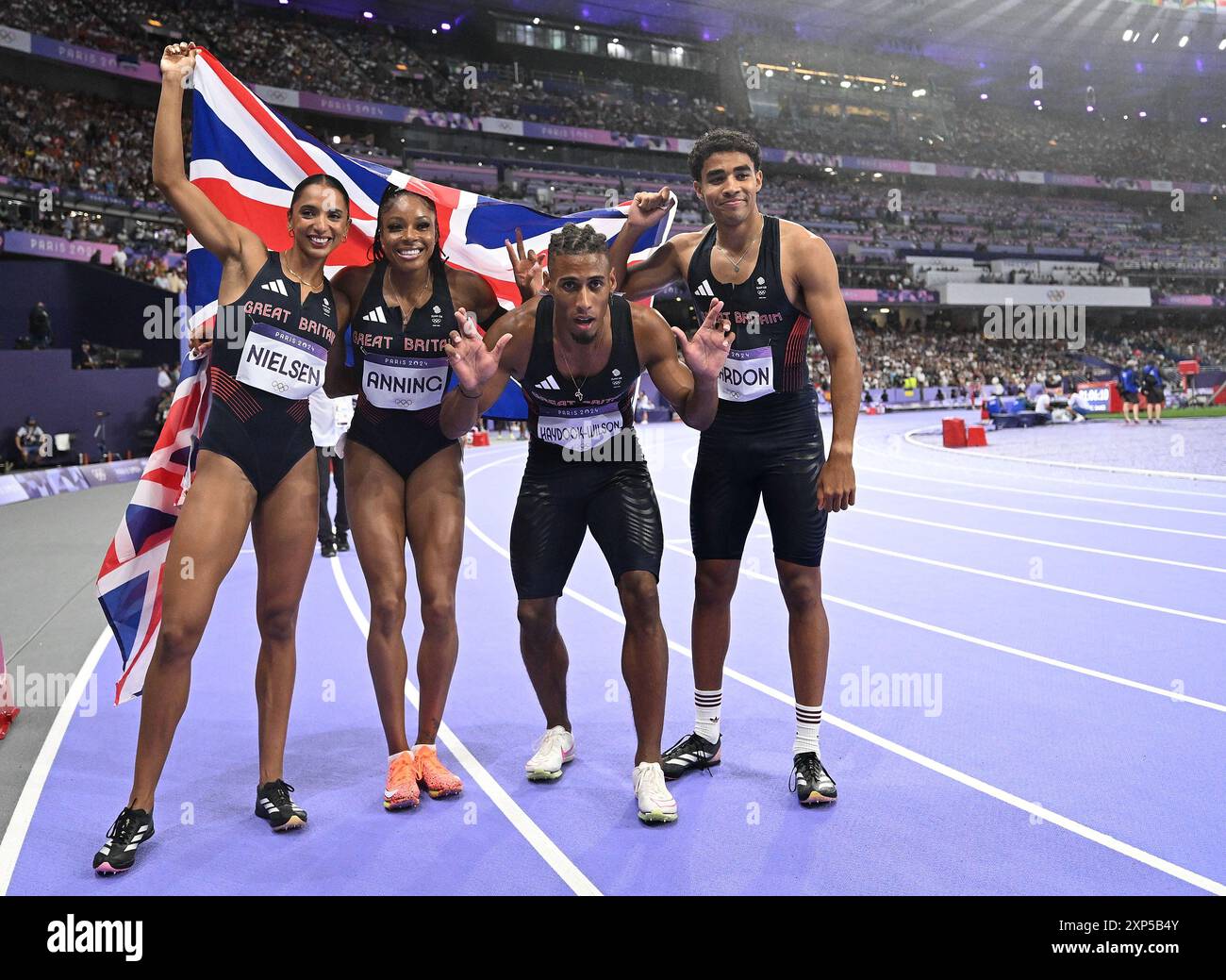 Paris, France. 3 août 2024. (De gauche à droite) Laviai Nielsen, Amber Anning, Alex Haydock-Wilson et Samuel Reardon de l'équipe de Grande-Bretagne célèbrent après la finale mixte d'athlétisme du relais 4x400 m aux Jeux Olympiques de Paris 2024 à Paris, France, le 3 août 2024. Crédit : Song Yanhua/Xinhua/Alamy Live News Banque D'Images