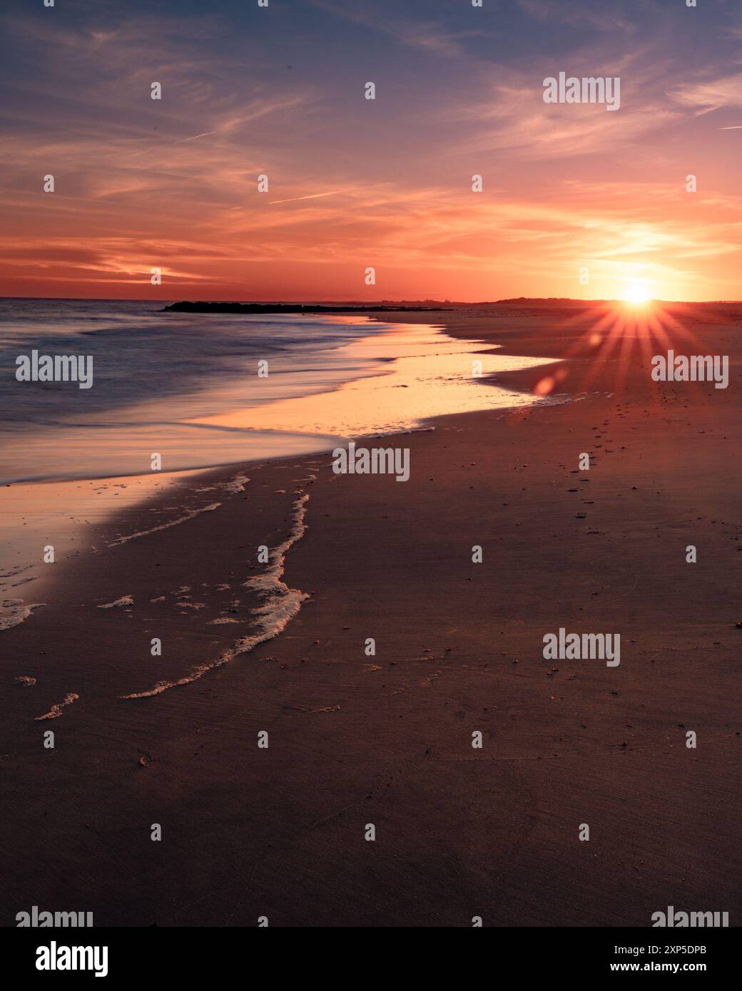 Coucher de soleil le long de long Island, plage de New York avec océan, ciel coloré et sable Banque D'Images