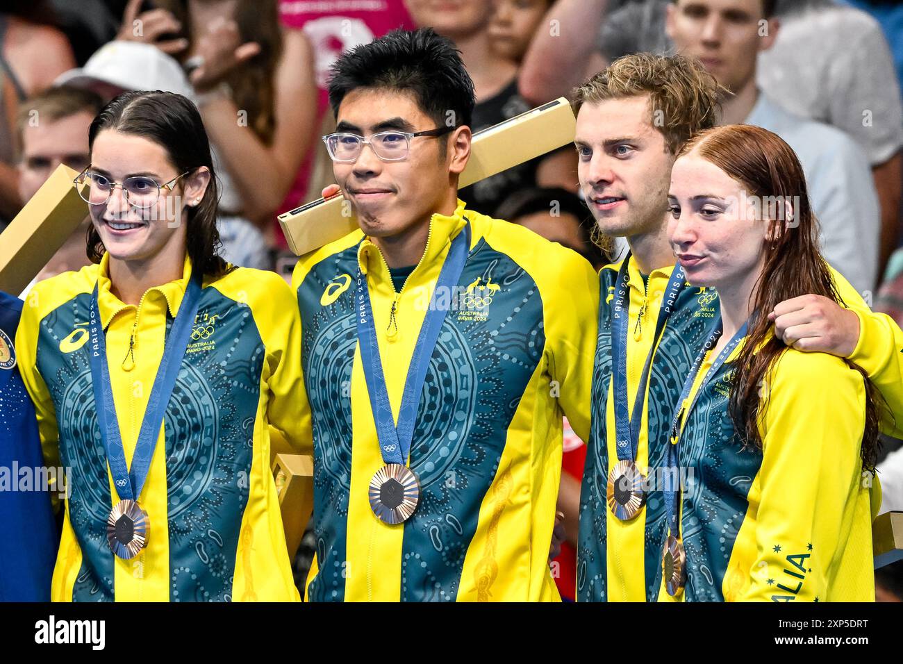 Paris, France. 03 août 2024. Les athlètes de l'équipe d'Australie se tiennent avec la médaille de bronze après avoir participé à la finale mixte du relais Medley 4x100m de natation lors des Jeux Olympiques de Paris 2024 à la Defense Arena à Paris (France), le 03 août 2024. Crédit : Insidefoto di andrea staccioli/Alamy Live News Banque D'Images