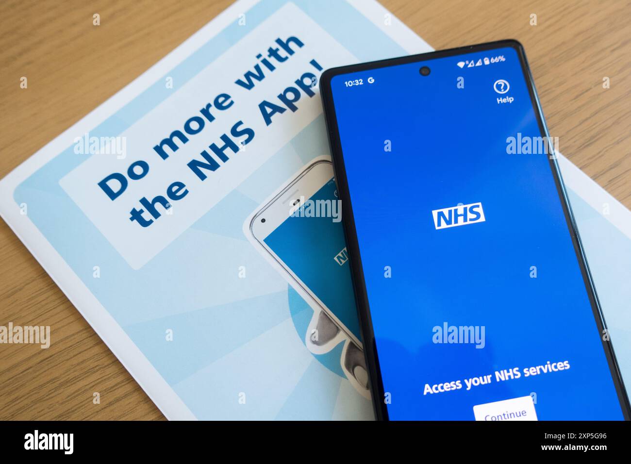 Application NHS sur smartphone. Faites-en plus avec la campagne NHS App Banque D'Images