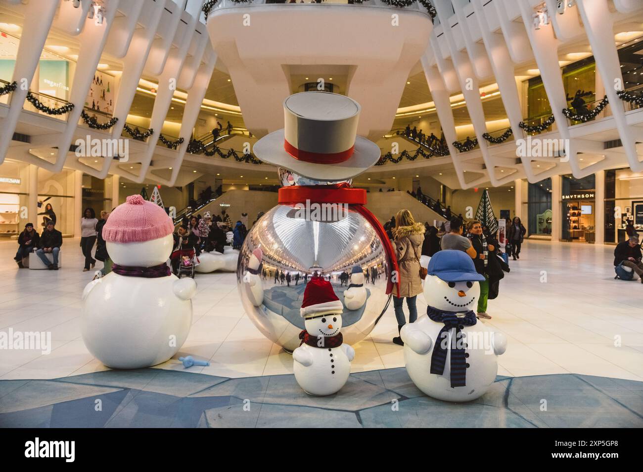 Décorations bonhomme de neige et acheteurs de vacances à l'intérieur du centre commercial Oculus. Banque D'Images