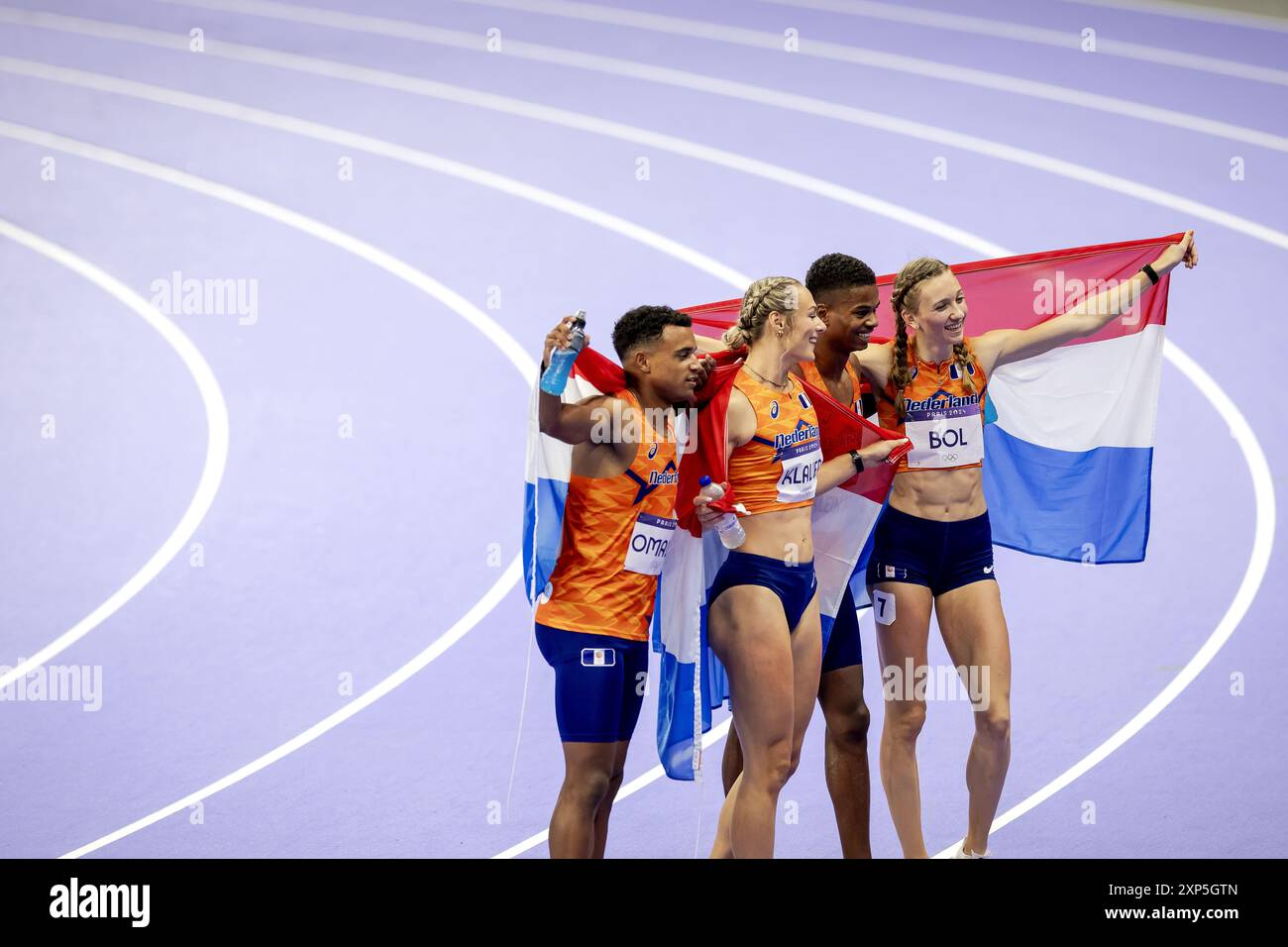 Paris, France. 3 août 2024. PARIS - Isaya Klein Ikkink, Eugene Omalla, Femke bol, Lieke Klaver applaudissent après avoir remporté l'or dans le dernier relais mixte 4 x 400 m lors des compétitions olympiques d'athlétisme. ANP ROBIN VAN LONKHUIJSEN crédit : ANP/Alamy Live News Banque D'Images