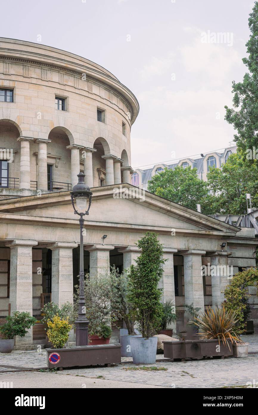 Palais sur la bataille de la place stalingrad dans la partie nord de paris. Maison ronde en bordure du parc de la villette un jour d'été Banque D'Images