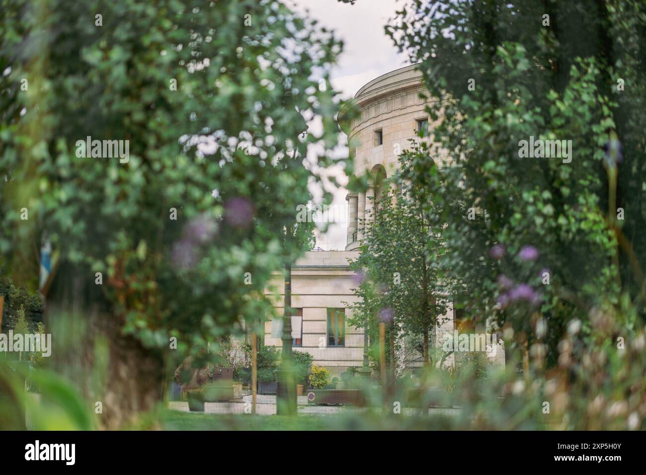 Palais sur la bataille de la place stalingrad dans la partie nord de paris. Maison ronde en bordure du parc de la villette un jour d'été Banque D'Images