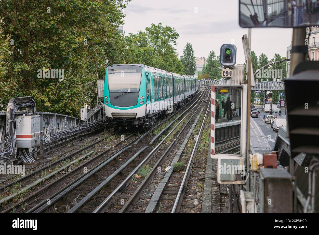 Métro ou train de banlieue à paris, à la gare de Stalingrad au-dessus de la ville. Vue épique d'un célèbre train de métro à paris Banque D'Images
