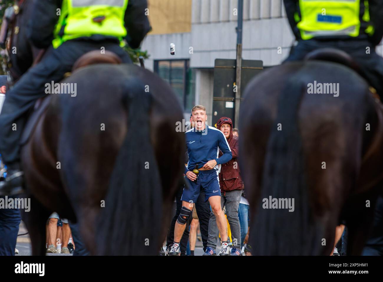 Bristol, Royaume-Uni. 3 août 2024. La police est photographiée alors qu’elle est confrontée à des militants d’extrême droite lors d’une manifestation Enough is Enough près de Castle Park, dans le centre de Bristol. Des violences ont éclaté lors de manifestations similaires dans plusieurs villes anglaises à la suite d'un attentat à l'arme blanche qui a tué trois jeunes filles. La police de Bristol a reçu des pouvoirs supplémentaires pour arrêter, fouiller et disperser les gens afin d'éviter que des troubles éclatent entre le groupe d'extrême droite et les manifestants antiracistes qui ont organisé une contre-manifestation. Crédit : Lynchpics/Alamy Live News Banque D'Images